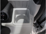 運転手から手に届きやすいところにあるドリンクホルダー。手元近くですので便利です。