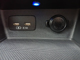 便利なUSBジャック・12V電源ソケットも付いています。周辺機器の充電にご利用頂けます。