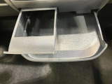 【カップホルダー付スライドトレイ】パックの飲み物も置けるドリンクホルダーです!