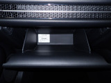 大型のグローBOXが装備されています。よく使うアイテムの収納に便利です、欲しい時にすぐに取り出せます♪