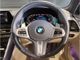 【ハンドル】ドライバーとBMW車の一体感がダイレクトに伝わるステアリングホイール。形状・太さへの拘りに加えて、操作性を高める為にスイッチ類も配置。クイックかつ安定のドライビングを体感下さい!