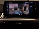 【全周囲カメラ】全周囲カメラ装備車両で御座いますので、狭い駐車スペースでもお車の全体図が確認でき、障害物との接触を未然に防ぐことが可能です。