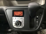 プッシュボタンで切り替え可能なオートエアコンを装備しています