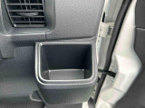 運転席にはドリンクホルダーを装備。収納スペースもあり使い勝手の良い設計です!