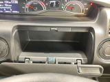 運転席前に収納スペースがあります