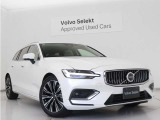 Volvo Cars appで車にリモートアクセスして、空調機能の操作や車の施錠・開錠、ソフトウェア更新などが可能です。エアコンやシートヒーターを操作して、出発前に車内を快適な温度に整えられます。