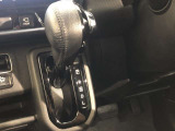 操作しやすいATシフトです。シフトチェンジを気にしなくてよいので運転だけに集中できますね。自然と手に届くところにある、手になじむ形状のシフトノブがいいですね。