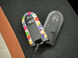 スマートキーをポケットやバッグに携帯していれば、キーを取り出すことなくドアハンドルを握り解錠、ドアハンドルのセンサーに触れるだけで施錠できます。