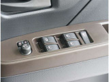 車の基本装備のひとつのパワーウインドウです。オート機能もあって、押し方の強弱で調整も出来ます
