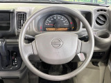 インテリアに合わせたデザインのステアリングは、運転される方のことも考え、運転しやすい形状、大きさです。是非一度、実際に触ってお確かめください。