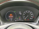 スタイリッシュなデザインのメーター。速度や燃料残量など、運転に必要な情報を分かりやすく表示し、安全運転をサポートします。