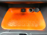 前席USBソケット(TypeA)でスマホの音声を車内でお楽しみ頂けます!