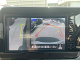 画像の左側は運転席から見ることのできないフロント左側を映している画像です、狭い道や幅寄せ時に便利です。