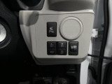 【スイッチ類】コーナーセンサーや安全機能のスイッチが集約。もしもの時の備えとなり、日々の運転の安心感を高めます。