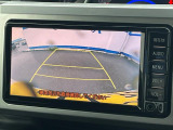 【バックカメラ】駐車時に後方がリアルタイム映像で確認できます。大型商業施設や立体駐車場での駐車時や、夜間のバック時に大活躍!運転スキルに関わらず、今や必須となった装備のひとつです!