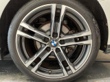BMWならではの卓越した走りを支えるホイールと足回りです!日本車の走りに慣れている方にもぜひ体感して頂きたいほど、高いレベルでまとまっています!