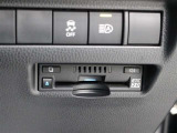 高速道路上に設置されたITSスポットと双方向通信を行うETC2.0ユニットは、ナビゲーションとも連動して、ETC機能に加え、安全運転をサポートする交通情報を画像や音声などで提供します。