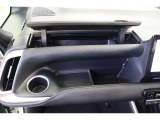 助手席側のオープントレイは深さ違いの2段トレイになっていて、形状によって収納しやすくなっています。しっかりしたドリンクホルダーも装備。少し小さめですがトレイ上にはアッパーボックスも備えています。