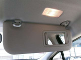 運転席側バニティミラー付きのサンバイザーです。ちょっと鏡を見たい時などに便利な装備です。