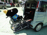 スロープが付いていると、車いすのまま車に乗れます。車いすから席へ、と移動させる介助の負担も軽減されます。