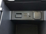 センターコンソール内でUSB&times;2の接続が可能となります。音楽再生や充電等にご活用下さい。