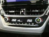 「AUTO」スイッチで車内の温度を一定に保ってくれるオートエアコン 快適装備の代名詞 もちろんマニュアル操作も可能ですよ