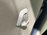 運転席&助手席の背面についたユーティリティフックには荷物がサッと掛けられます。