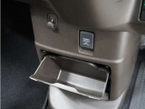 ◆センターロアボックス◆インパネ中央の下部には、ごみ箱としても使用する事ができるセンターロアボックスを装備しております。