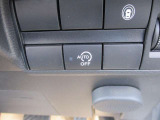 アイドリングストップ機能付です。特別な操作をしなくても、普段通りの運転をするだけで、エコドライブができる機能です。OFFボタンがありますので、必要に応じて使い分けてください。