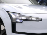 ボルボアイデンティティを進化継承する印象的なトールハンマーライト。LEDデイタイム・ランニング・ライトやポジションライト、ウインカーの役割も果たします。