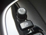 日本の駐車場は幅が広くないところが多くて、乗り降りが大変だったりしますよね。電動ミラーがあれば、室内でミラーをたためるので、駐車するときも便利ですね。