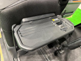 飲み物や食べ物を気軽に置ける格納式シートバックテーブルを、運転席と助手席の背もたれにご用意。車中泊も快適です!