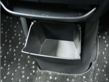 ◆センターロアボックス◆インパネ中央の下部には、ごみ箱としても使用する事ができるセンターロアボックスを装備しております。