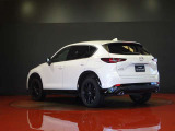 CX-5のリヤビューは、洗練された都会的なデザインとSUVらしい力強さが融合しています。特にシグネチャーのLEDランプが印象的で、塊感のあるボディと相まって、後ろ姿からも高い質感と躍動感を感じさせます。