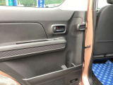後席ドア内側に傘の収納スペースがあります!傘についた雨水は車外に排出される構造になっています◎