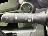 雨天時でもクリアな視界を確保するワイパーレバー。操作も簡単で、運転中の負担を軽減します。安心して走行できます。