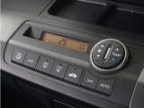 ◆オートエアコン装備◆ お好みの温度を設定をするだけで、後は、自動で風量を調節してくれます!快適にドライブが楽しめます。