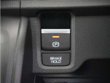 電子制御パーキングブレーキ搭載で指一本で簡単に操作することができます。さらに停車中に、ブレーキペダルを踏み続けなくても、自動的にブレーキを保持する機能である、オートマチックブレーキホールド付きです。