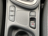 ドライビングフィールを変えられるドライブモード、EV走行を選択する「EV」ボタン。パーキングブレーキは電子制御式です