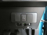 コーナーセンサーを車の前後に装備。障害物までの距離に応じて警告音を変えてお知らせ。縦列駐車時や駐車場・車庫などでの取り回しをサポートします。詳細は販売店スタッフまでおたずねください。