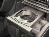プッシュ式オートオープンカップホルダーを運転席に装備