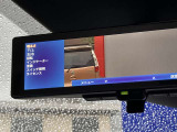 インテリジェントルームミラーです。人や物で視界が遮られてても、車体後部のカメラ映像に切り替えることにより、クリアな後方視界を実現しています。
