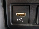 充電用USB端子付き。スマートフォンなどの充電に便利です。