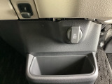 【アクセサリーソケット(電源ソケット)】電源からケーブルをつなげば、スマートフォンなどの電子機器の充電などを行うことができます。ゲーム機器や、カメラの充電にも便利ですね。