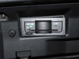 助手席グローブボックス内にビルトイン収納されたETC2.0になります。