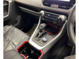 操作しやすいATシフトです♪シフトチェンジを気にしなくていいので運転だけに集中できますね!自然と手に届くところにある、手になじむ形状のシフトノブがいいですね♪