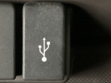 【USBポート】USBポートも装備されています♪スマートフォンのオーディオに連携も可能です。今や欠かせない装備の一つです!