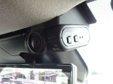 【車室内カメラ】広視野角対応カメラ搭載。無理な幅寄せ・追い越しなどのトラブルを記録!ドア横に立つ不審な人物なども明確に記録できます。駐車中、車両への衝撃を検知すると自動的に録画モードが作動します!
