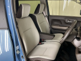 【ベンチシート】運転席と助手席の移動もスムーズ!狭い駐車場での乗り降りや、お子様の乗り降りにも便利です。座席の間にコンソールボックスやドリンクホルダーがないため、車内空間が広く感じます。