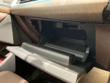 こちらに車検証等の書類を収納することができます。